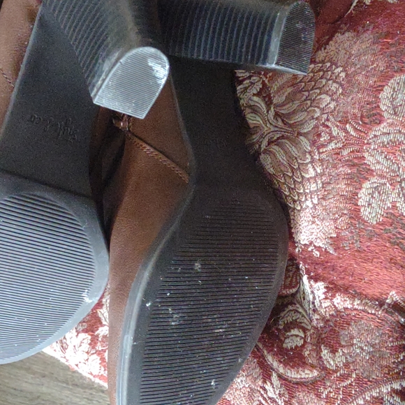 Boots - Picture 3 of 4